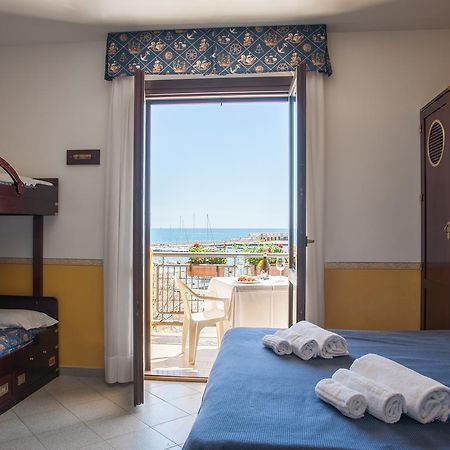 Hotel Il Porto Казаль-Веліно Екстер'єр фото