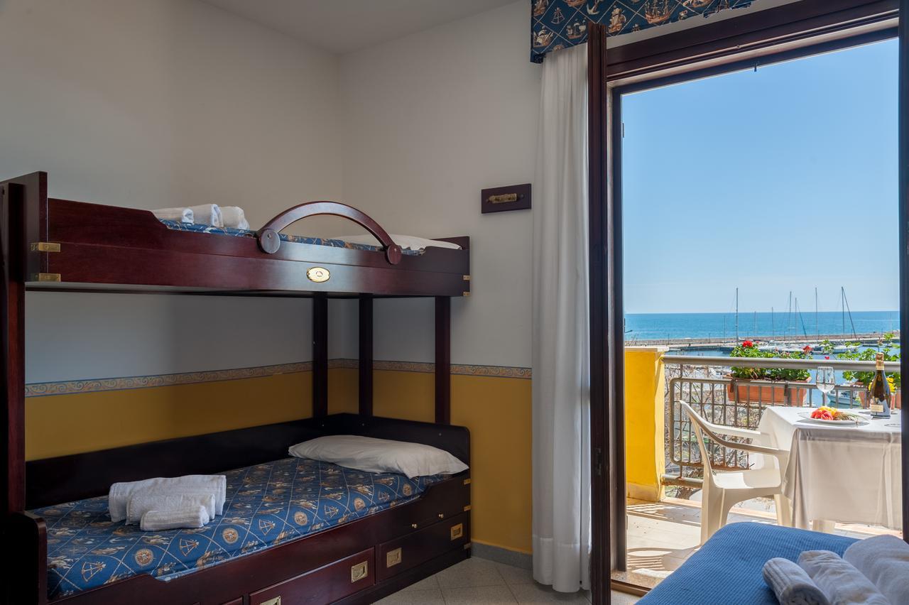 Hotel Il Porto Казаль-Веліно Екстер'єр фото