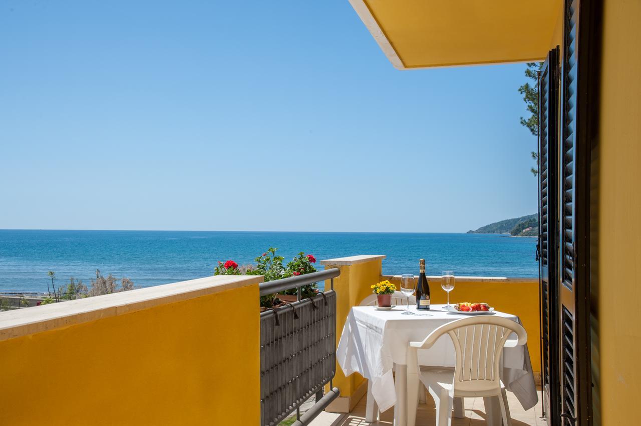 Hotel Il Porto Казаль-Веліно Екстер'єр фото